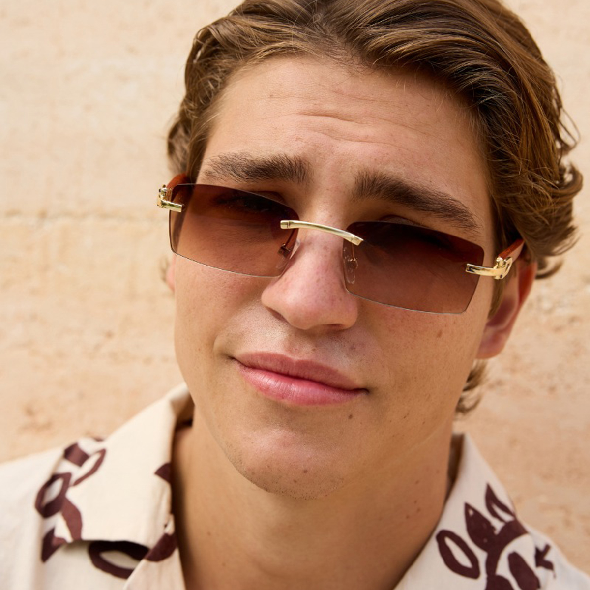 Lunettes de soleil rectangulaires or - Verres bruns – Image 4
